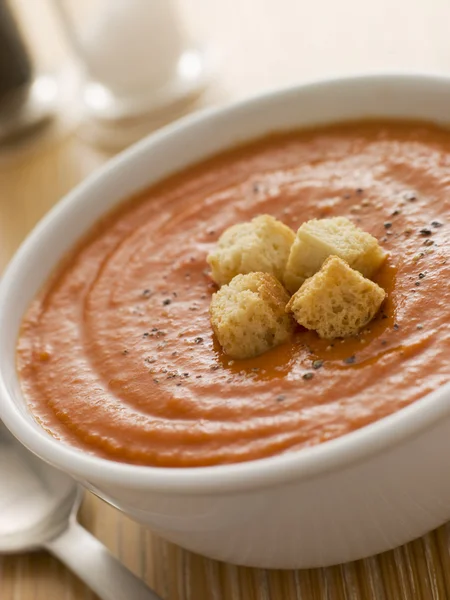 Чаша томатного супа с гренками — стоковое фото