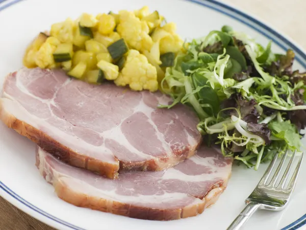 Coleira Cozida Bacon Com Piccalilli Salada — Fotografia de Stock
