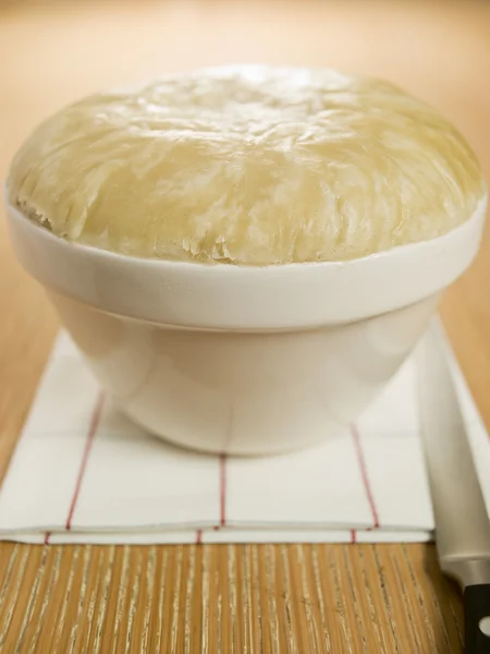 Gestoomde niervet pudding in een pudding bekken — Stockfoto