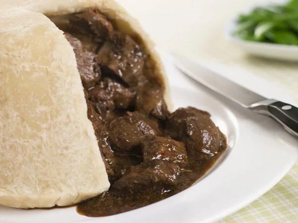Steamed Steak and Kidney Pudding with Green Beans English Food,F — Stock Photo, Image