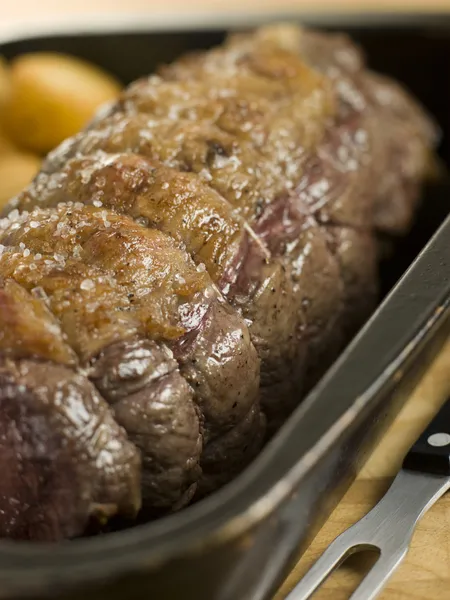 Arrosto di manzo britannico in un vassoio con patate arrosto — Foto Stock