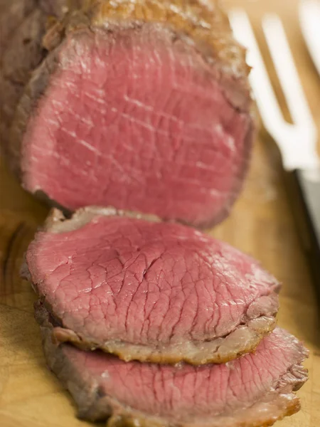 Roast Topside British Beef Esculpida Uma Tábua Corte — Fotografia de Stock
