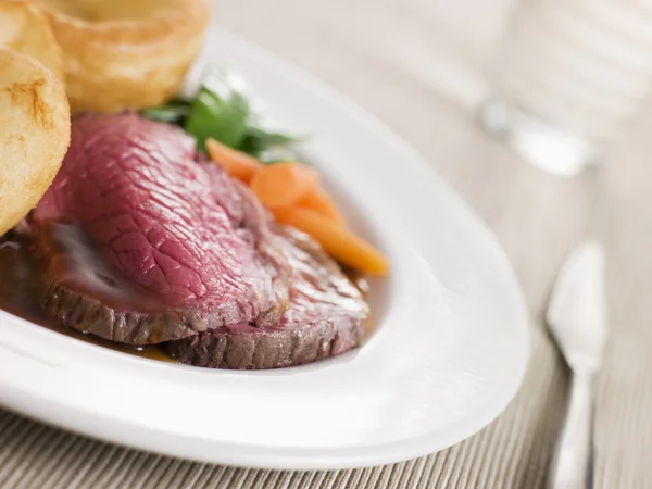 Stekt ovansida av brittiskt nötkött med yorkshire pudding och trädg — Stockfoto