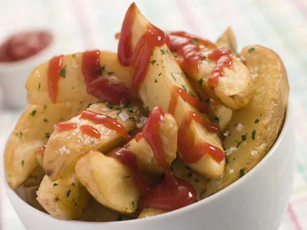 Skål med klyftpotatis och tomatketchup — Stockfoto