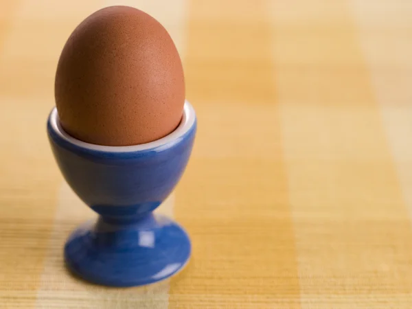 Zacht gekookt ei in een ei-kopje — Stockfoto