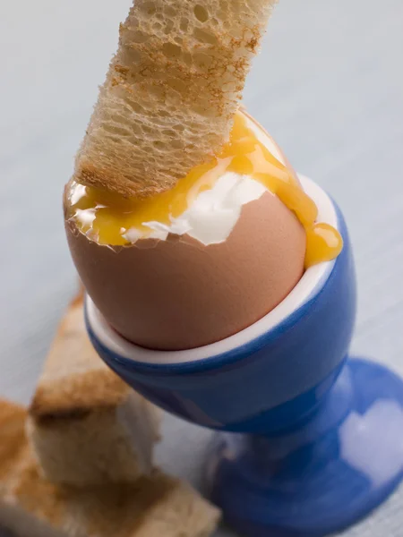 Bir rafadan yumurta sarısı mi daldırıyorlar tost asker — Stok fotoğraf