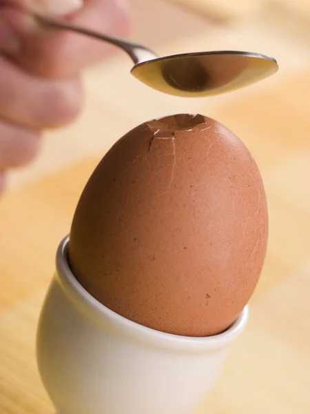 Kokt ägg är knäckt öppna med en sked — Stockfoto