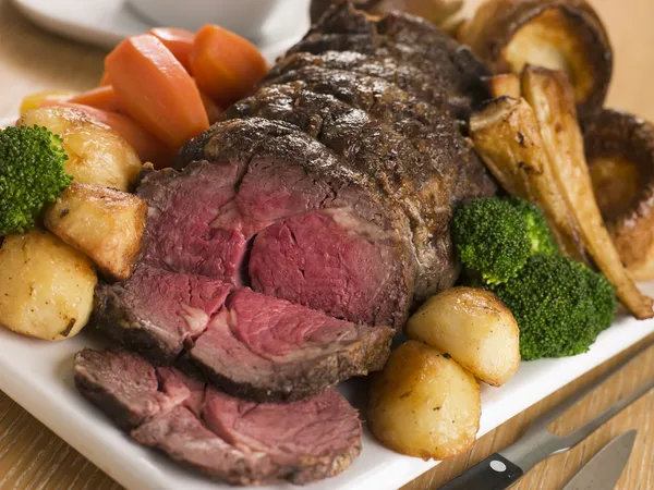 Stekt entrecôte brittiskt nötkött med alla tillbehör — Stockfoto