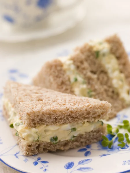 Sandwich mit Ei und Kresse auf braunem Brot mit Nachmittagstee — Stockfoto