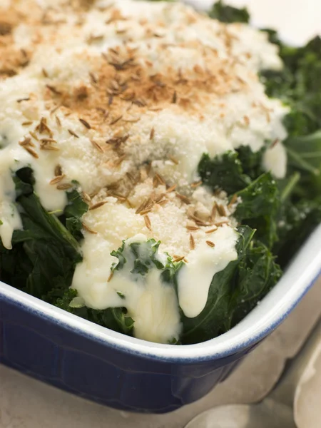 Curly Kale Cheese Sauce Caraway Seeds Breadcrumbs — Stock Photo, Image