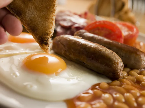 浸洗入上全套英式早餐煎鸡蛋吐司 — 图库照片