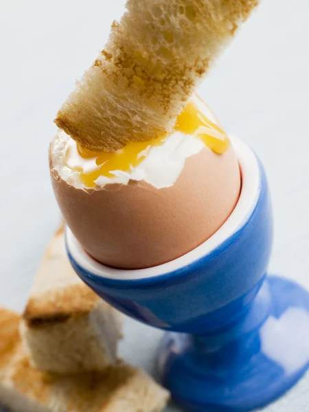 烤的士兵正在伸入软煮的鸡蛋蛋黄 — 图库照片