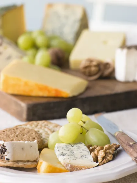 Prato de queijo e biscoitos com uma placa de queijo — Fotografia de Stock