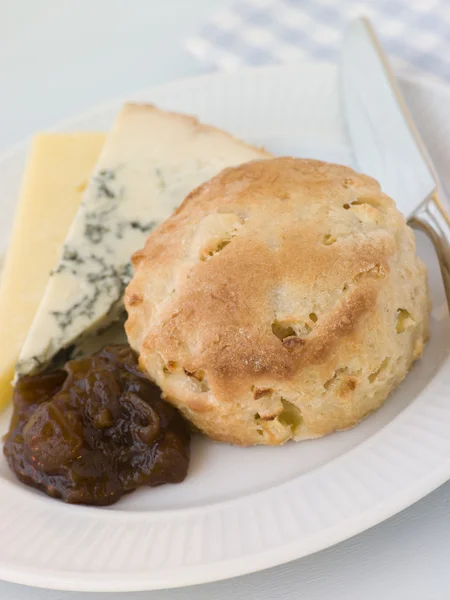 Cinnamon and Apple Scone with Stilton Cheddar and Chutney — Stock Photo, Image