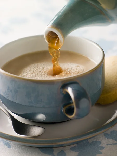 Pouring Cup Tea — Stock Photo, Image