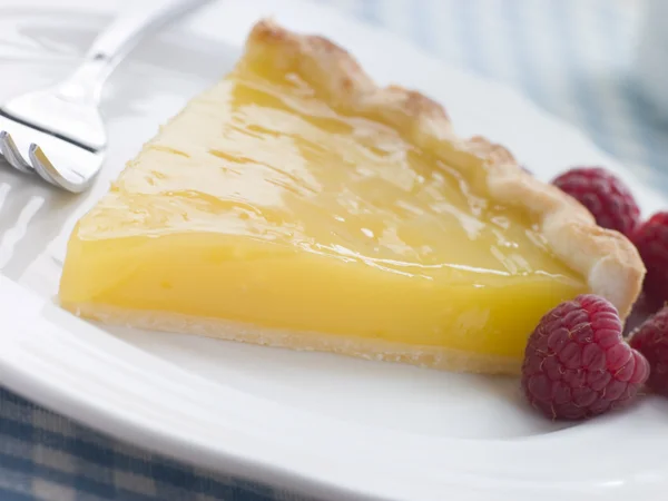Slice of Lemon Curd Tart with English Raspberries — Stock Photo, Image