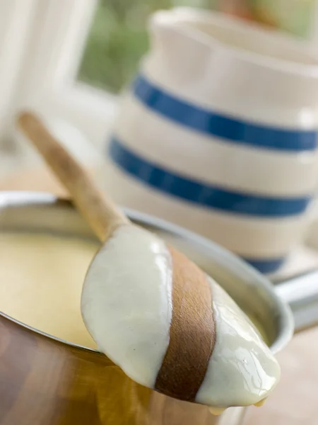 Faire de la crème anglaise fraîche à la vanille — Photo