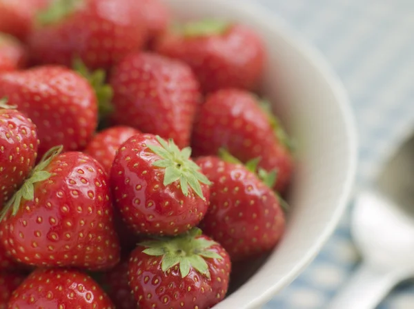Schüssel Mit Englischen Erdbeeren — Stockfoto
