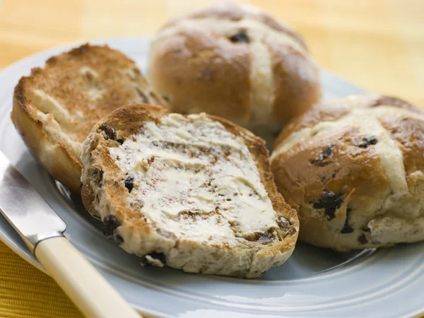 バター付きのトーストの熱い十字パンのプレート — ストック写真