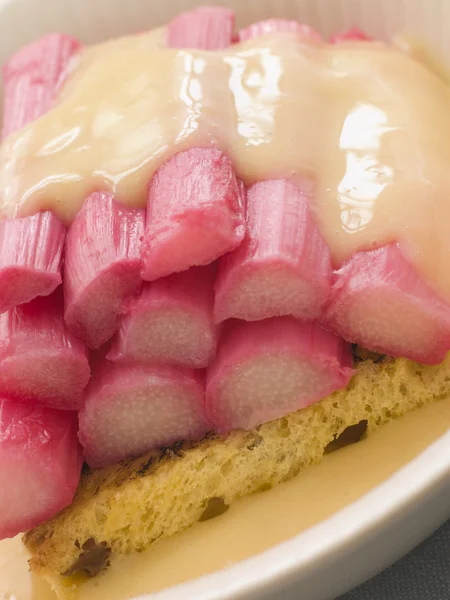 Bowl of Rhubarb and Custard with Saffron Cake — Stock Photo, Image