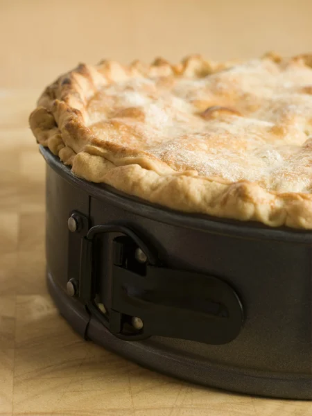 Глибокий яблучний пиріг в випічки олова — стокове фото