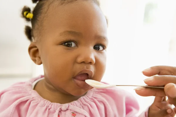 Matka krmení dětská výživa dítěte — Stock fotografie