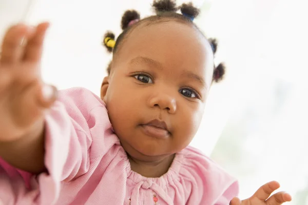 屋内で手を差し伸べる赤ちゃん — ストック写真
