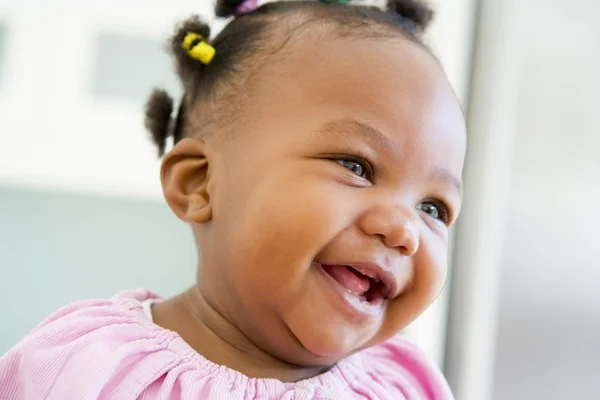 Dziecko Pomieszczeniu Śmiejąc Się — Zdjęcie stockowe