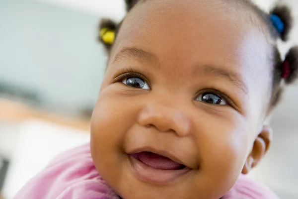Baby inomhus leende — Stockfoto