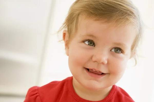 Ребенок в помещении улыбается — стоковое фото