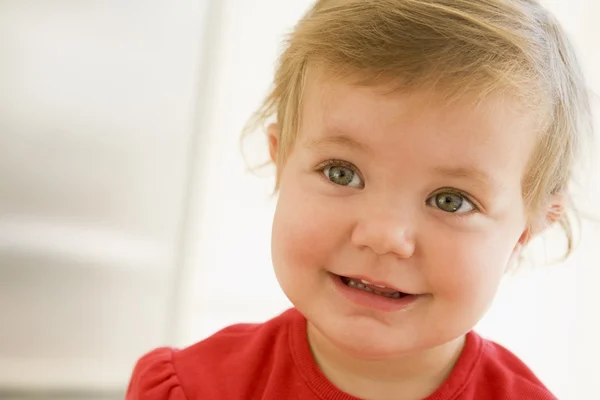 Dziecko Pomieszczeniu Uśmiechający Się — Zdjęcie stockowe