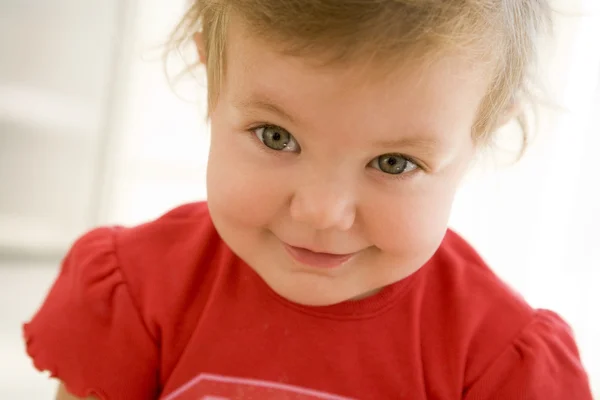 Dziecko Pomieszczeniu Uśmiechający Się — Zdjęcie stockowe