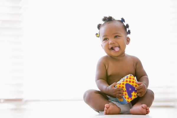 실내에 앉아 블록 웃는 아기 — 스톡 사진