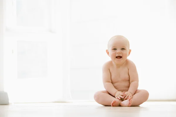 Dziecko Siedzi Wewnątrz Uśmiechający Się — Zdjęcie stockowe