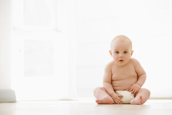 Bebê Sentado Dentro Casa — Fotografia de Stock