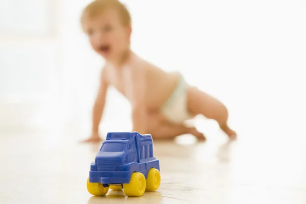Dziecko Pomieszczeniu Zabawka Ciężarówka — Zdjęcie stockowe