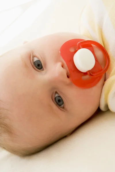 スキンスーザーを屋内で横になっている赤ちゃん — ストック写真