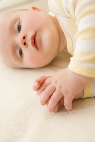 赤ちゃん室内横になっています。 — ストック写真