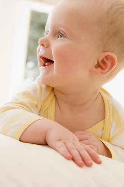 Baby Liegt Lächelnd Haus — Stockfoto