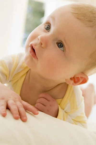 Bebé Acostado Interiores —  Fotos de Stock