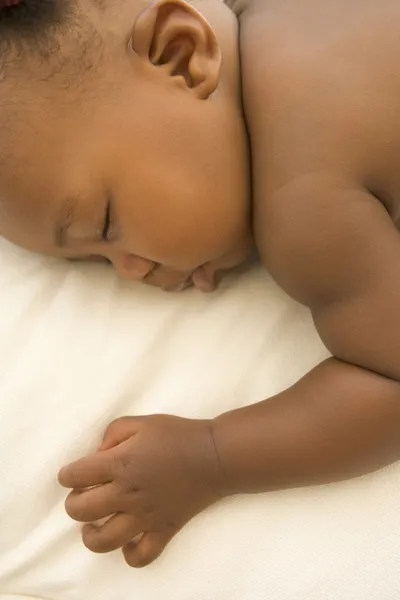 Bebé acostado en el interior durmiendo —  Fotos de Stock