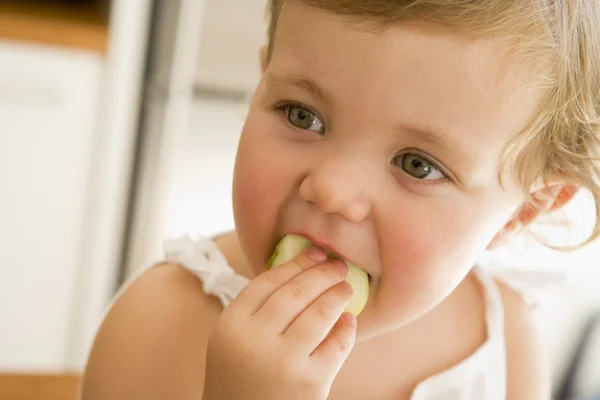 Jeune Fille Manger Des Pommes Intérieur — Photo