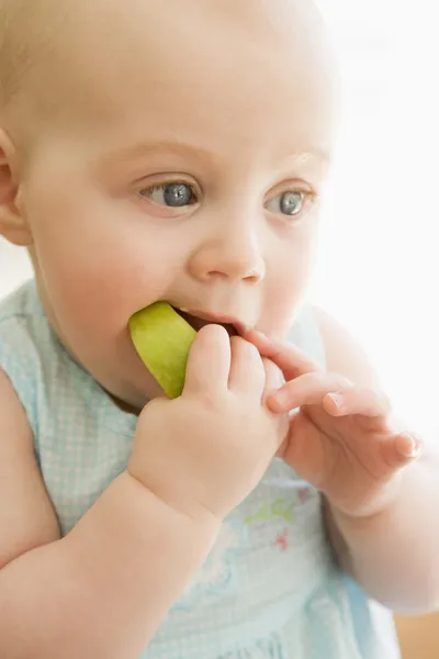 宝宝吃苹果在室内 — 图库照片