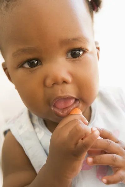 Baby eten wortel — Stockfoto