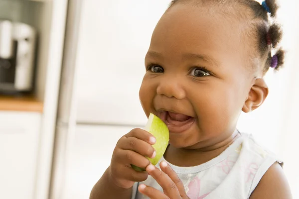 Chica Joven Comiendo Manzana Interior —  Fotos de Stock