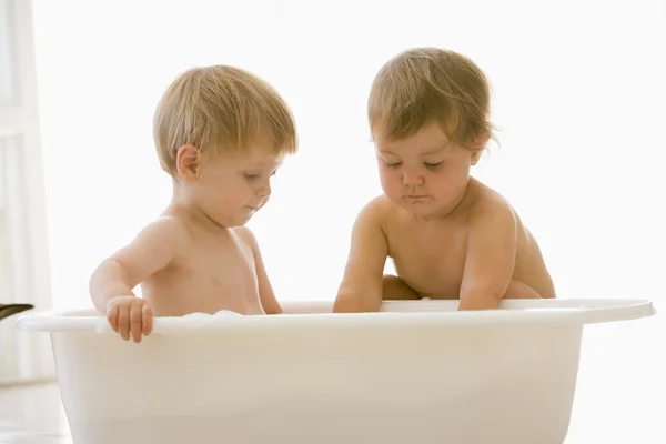两个婴儿中洗泡泡浴 — 图库照片