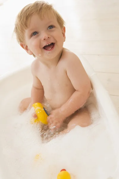 Ребенок в ванне-мыльнице — стоковое фото