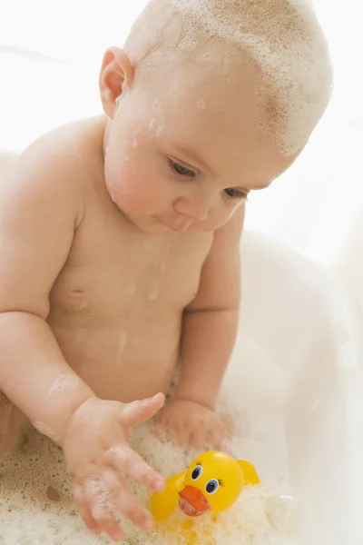 Bebé en baño de burbujas — Foto de Stock
