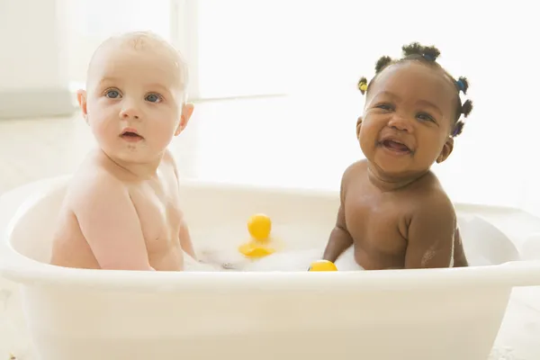 Два Младенца Пенной Ванне — стоковое фото