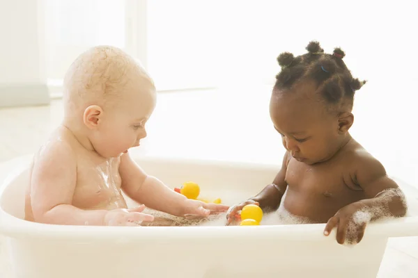 Dois bebês em banho de espuma — Fotografia de Stock